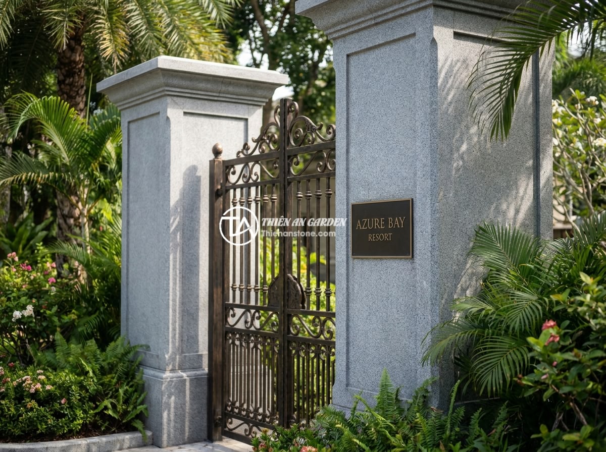 Trụ Đá Hàng Rào Cho Khu Nghỉ Dưỡng Và Sân Vườn Resort - Elegant resort entrance with premium carved granite stone pillars flanking a wro