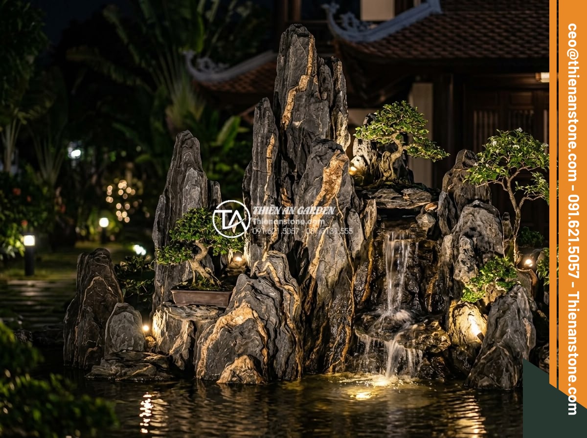 Bố Trí Đèn Led Chiếu Sáng Cho Hòn Non Bộ Đá Ban Đêm - Hình 1 Bố Trí Đèn Led Chiếu Sáng Cho Hòn Non Bộ Đá Ban Đêm - Close-up nighttime photograph of an elegant Vietnamese stone non-bo featuring mu