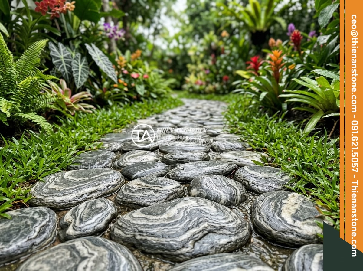 Đá Sỏi Lát Sân: Xu Hướng Thiết Kế Lối Đi Sân Vườn Hiện Đại - Detailed close-up of durable pebble stones paved on a garden path after heavy ra