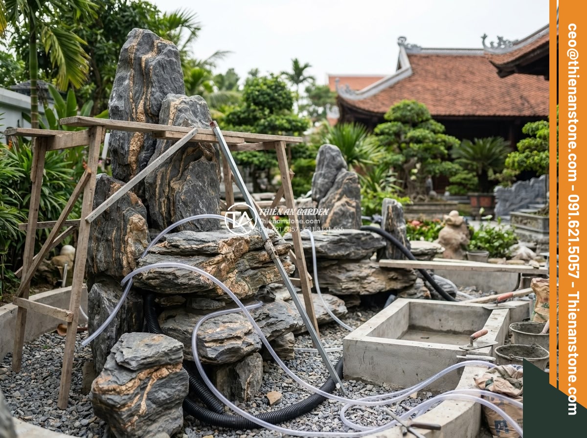 Đá Vôi Làm Hòn Non Bộ: Cách Xử Lý Để Đá Không Bị Bào Mòn - Hình 11 Đá Vôi Làm Hòn Non Bộ: Cách Xử Lý Để Đá Không Bị Bào Mòn - Professional craftsmen stacking treated limestone rocks into hòn non bộ structur