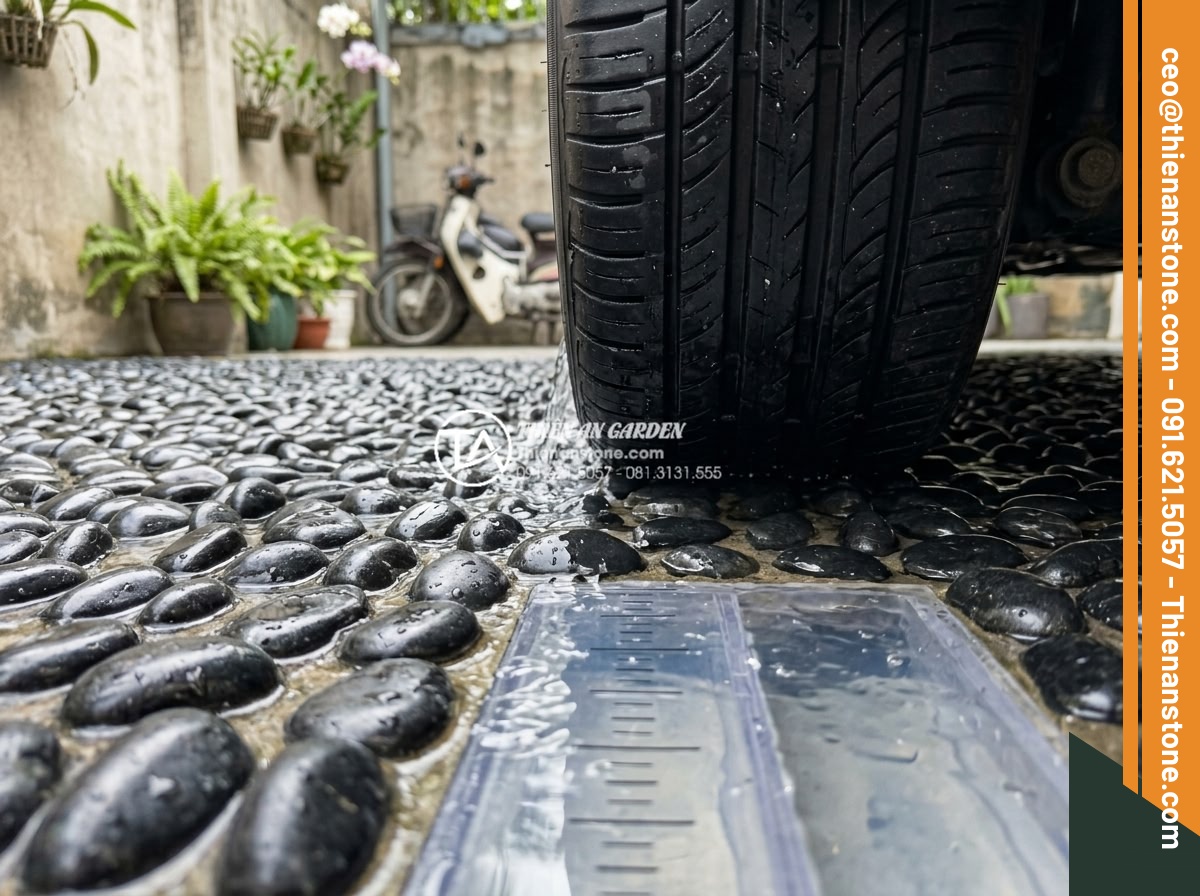 Gạch Sỏi Lát Sân Chịu Lực: Lựa Chọn Cho Garage Ô Tô Ngoài Trời - Hình 7 Gạch Sỏi Lát Sân Chịu Lực: Lựa Chọn Cho Garage Ô Tô Ngoài Trời - Detailed view of anti-slip pebble tile surface being tested with water flow and