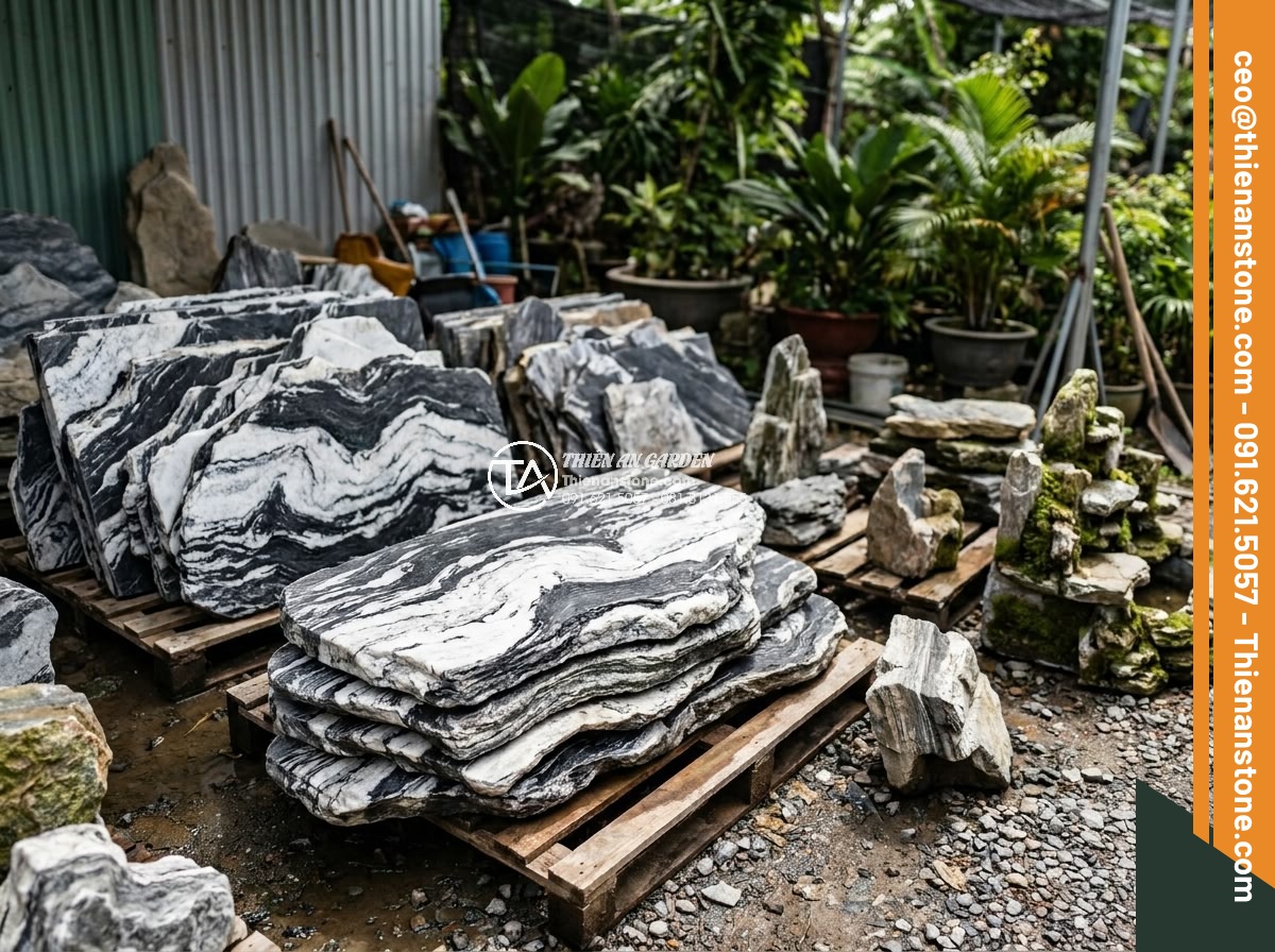 Hòn Non Bộ Đá Tuyết Sơn: Vẻ Đẹp Đẳng Cấp Cho Biệt Thự Sân Vườn - Customer selecting premium Tuyet Son stones at Da Canh Thien An warehouse with e