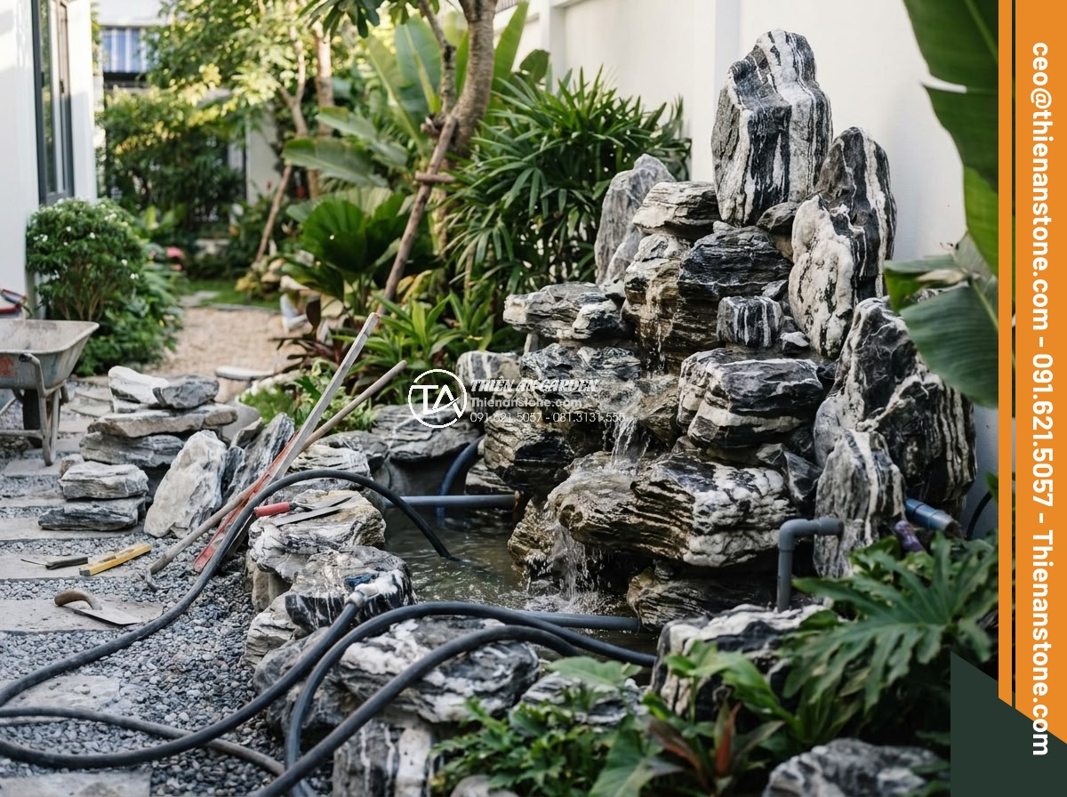 Hòn Non Bộ Đá Tuyết Sơn: Vẻ Đẹp Đẳng Cấp Cho Biệt Thự Sân Vườn - Final stages of professional installation of large Tuyet Son stone rockery with 