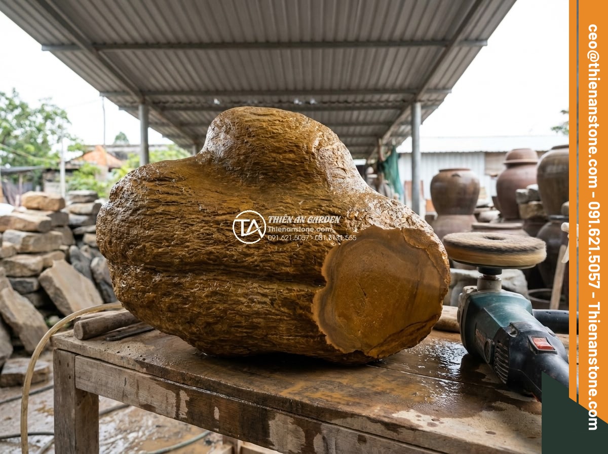 Quy Trình Chế Tác Đá Non Bộ Nguyên Khối Tại Xưởng Điêu Khắc - Final polishing process on a completed monolithic natural stone non-bo sculpture