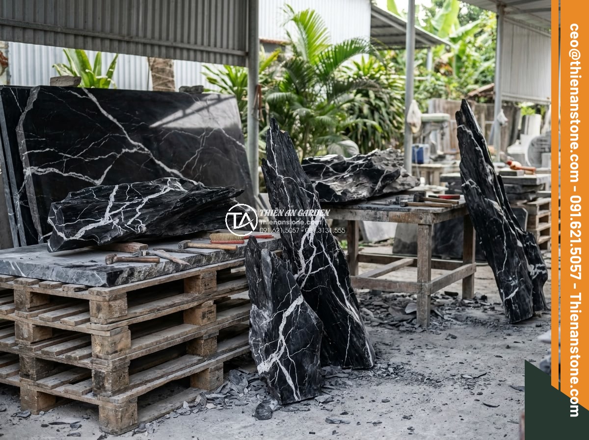 Quy Trình Chế Tác Đá Non Bộ Nguyên Khối Tại Xưởng Điêu Khắc - Team of artisans sorting and evaluating large natural stone slabs at the profess