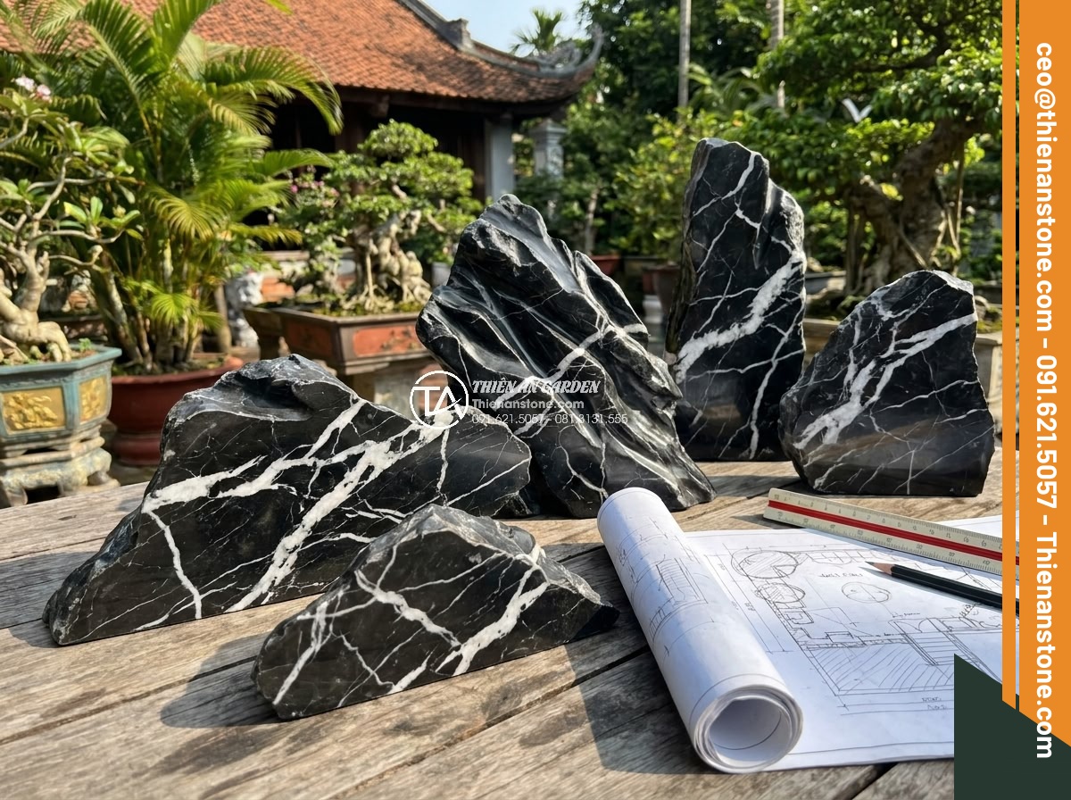 Review 15 Mẫu Đá Non Bộ Đẹp Nhất Cho Sân Vườn Biệt Thự - Hình 7 Review 15 Mẫu Đá Non Bộ Đẹp Nhất Cho Sân Vườn Biệt Thự - Professional designer evaluating different non-bo stone samples for size, color