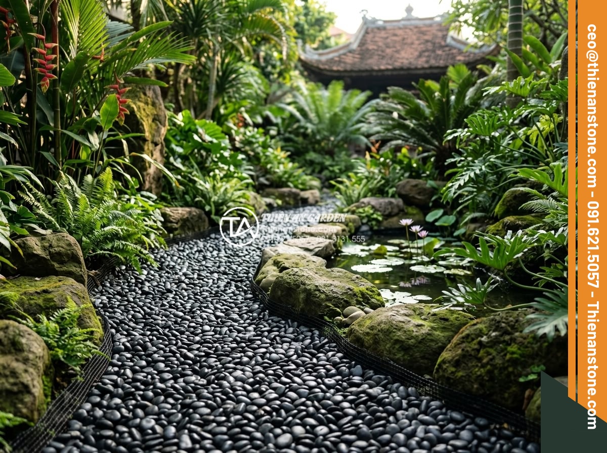 Review Các Loại Lưới Chắn Cỏ Khi Thi Công Sỏi Sân Vườn - Aesthetic shot of lush garden with pebble pathways using grass barrier mesh, int