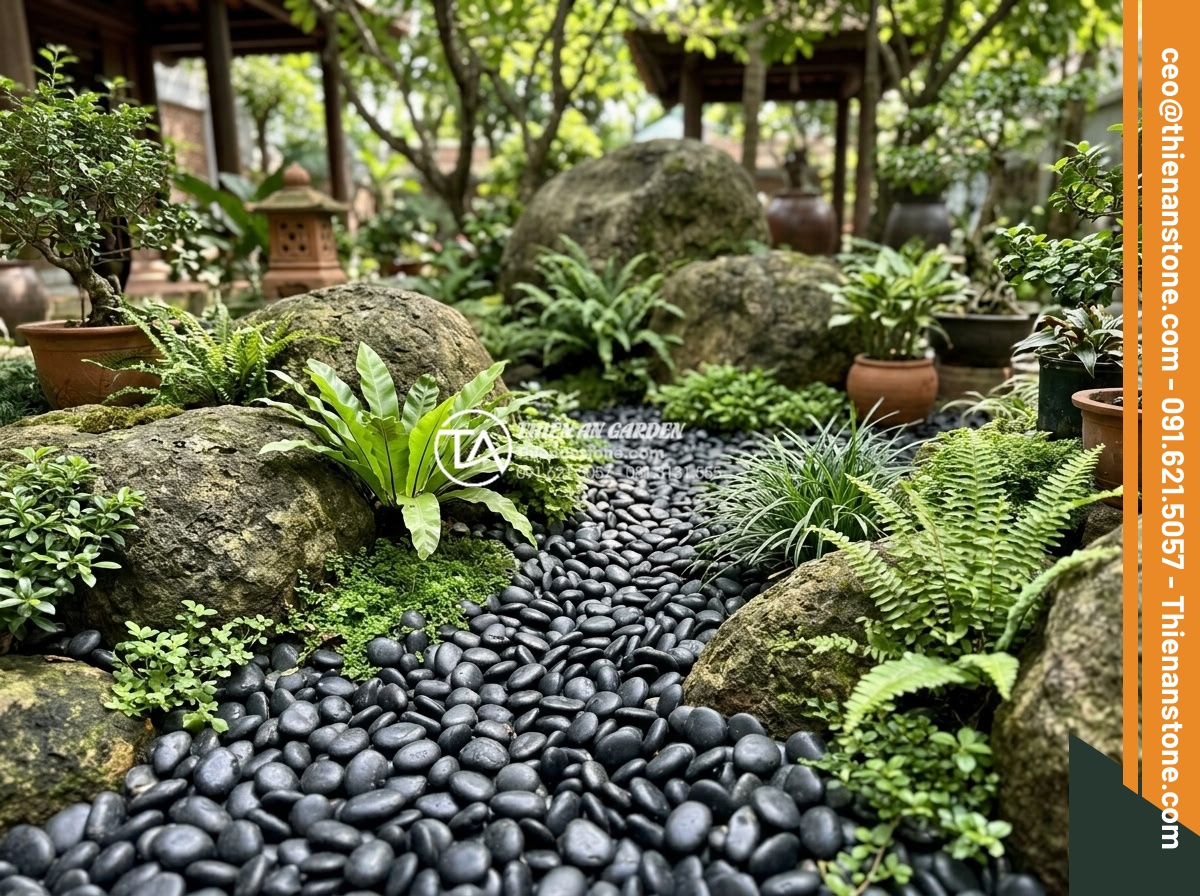 Sỏi Đa Sắc: Sự Kết Hợp Màu Sắc Tự Nhiên Cho Sân Vườn Sinh Động - Integration of colorful pebbles with large boulders and various green plants in 
