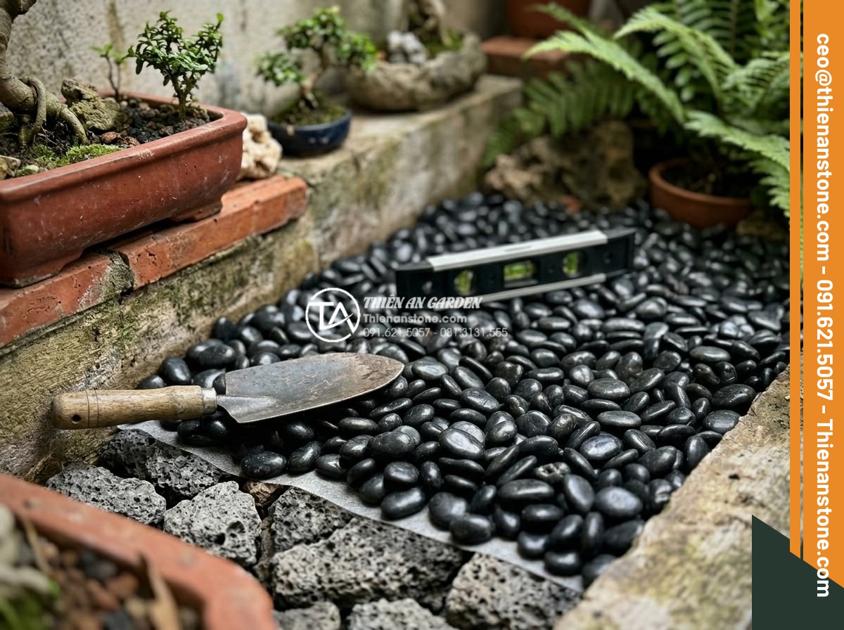 Sỏi Tiểu Cảnh: Nghệ Thuật Sắp Đặt Sỏi Trong Không Gian Nhỏ - Professional technique demonstration of pebble spreading and arranging in small 
