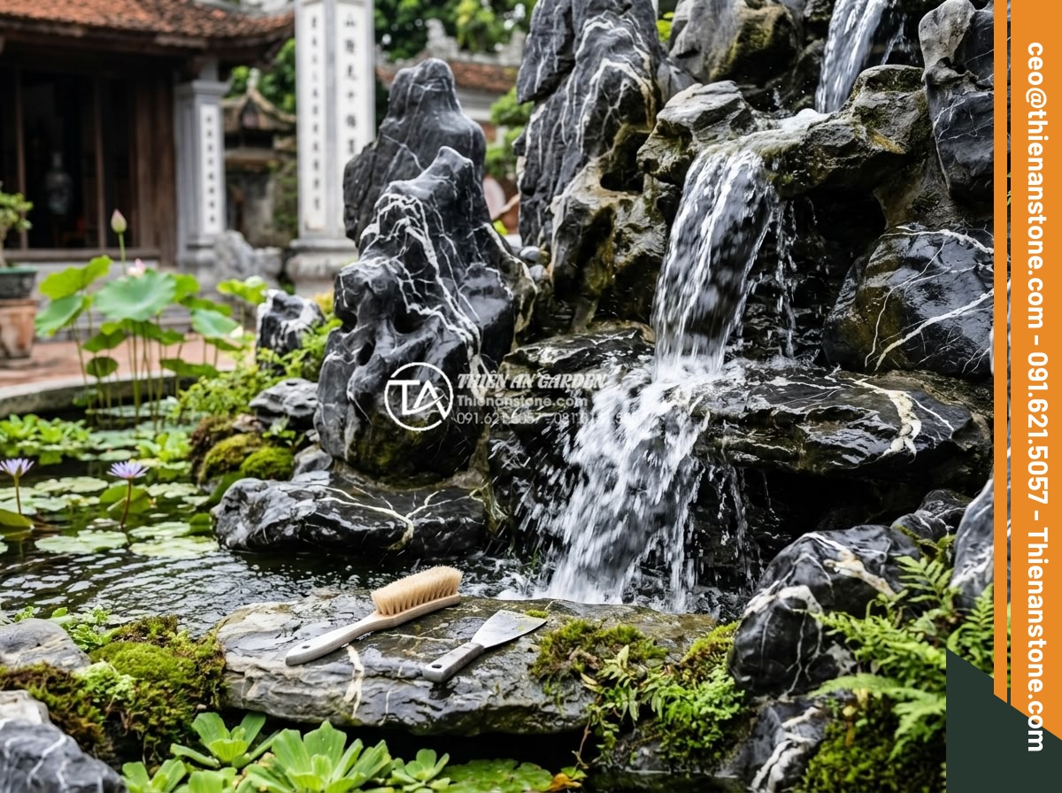 Tại Sao Nên Dùng Đá Thấm Thủy Cho Hòn Non Bộ Có Thác Nước? - Hình 21 Tại Sao Nên Dùng Đá Thấm Thủy Cho Hòn Non Bộ Có Thác Nước? - Maintenance process showing cleaning and caring for water-absorbent stone rocker