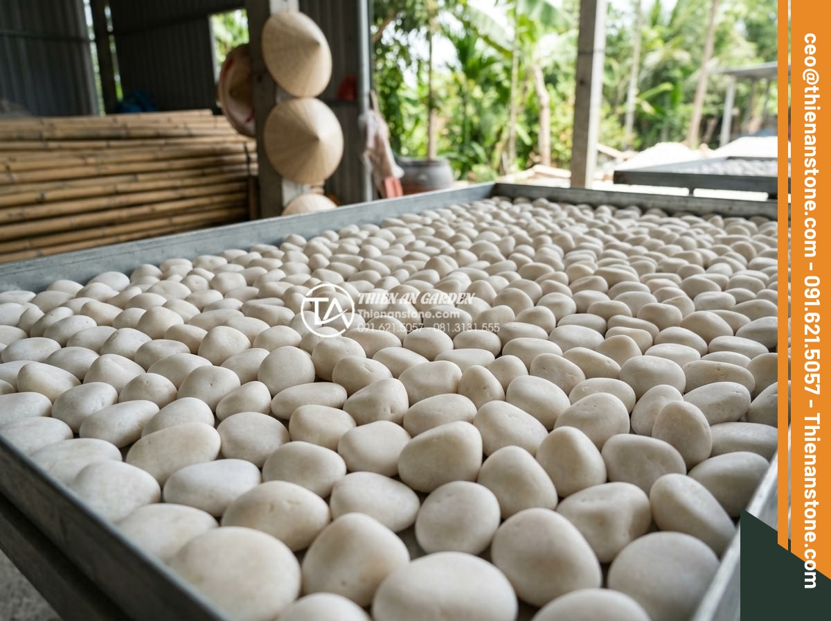 Tính Toán Khối Lượng Sỏi Cần Thiết Cho 1m2 Sân Vườn - Quality inspection of garden gravel stones showing clean uniform pebbles without