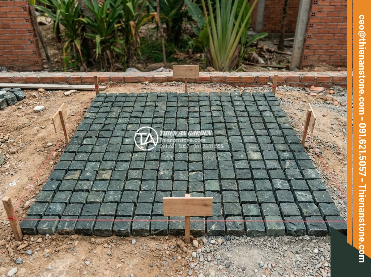 1m2 đá cubic bao nhiêu viên? Cách tính định mức chuẩn cho công trình - Hình 8 1m2 đá cubic bao nhiêu viên? Cách tính định mức chuẩn cho công trình - Real-world example photo of cubic stone paving on a measured 1 square meter area