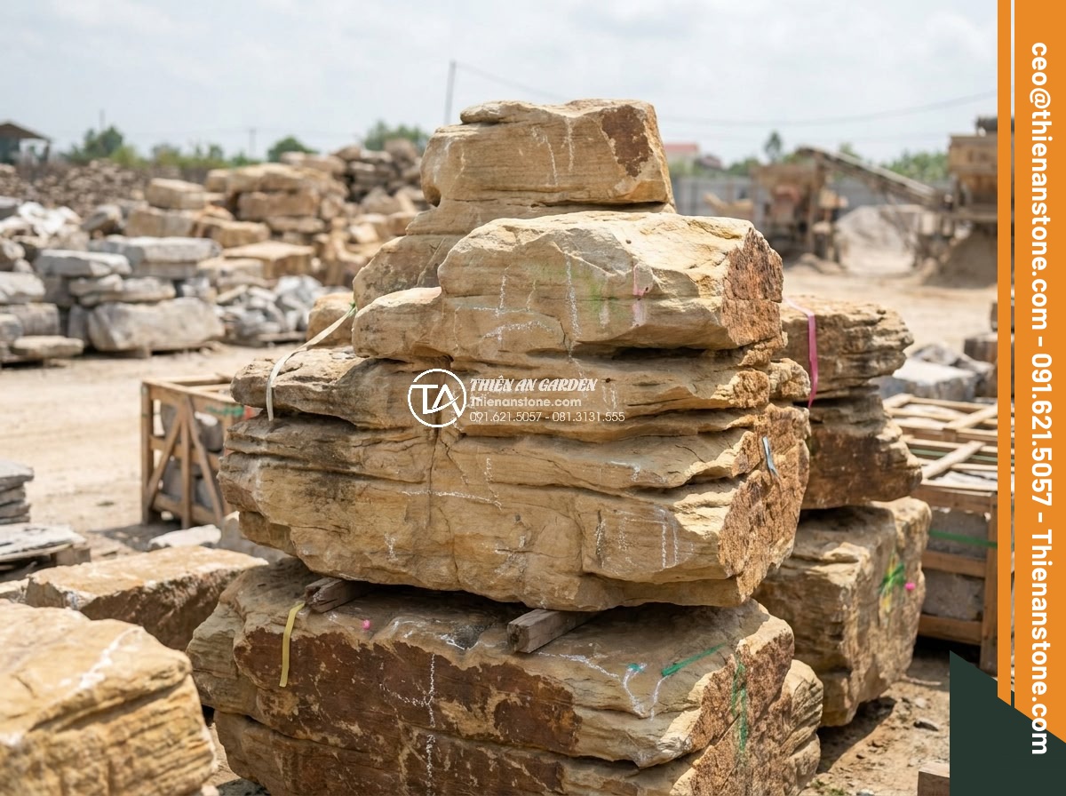 3 Sai lầm chết người khi tự thi công thác nước đá cổ thạch tại nhà - Hình 11 3 Sai lầm chết người khi tự thi công thác nước đá cổ thạch tại nhà - Professional selection process of ancient stone blocks for waterfall at a stone
