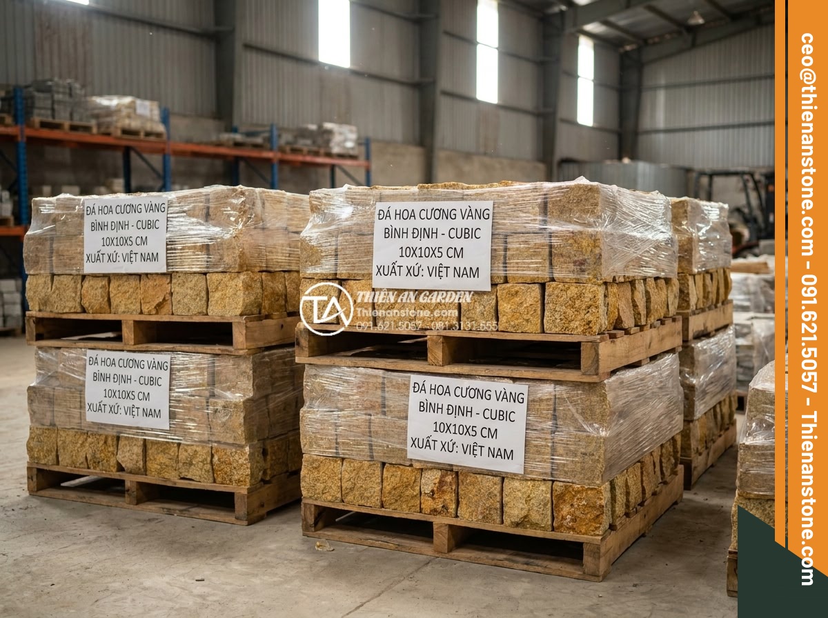 Báo giá đá cubic lát sân mới nhất 2026: Đơn giá theo m2 và chi phí thi công - Hình 7 Báo giá đá cubic lát sân mới nhất 2026: Đơn giá theo m2 và chi phí thi công - Professional product photography of neatly stacked pallets of 10x10x5 cm cubic g