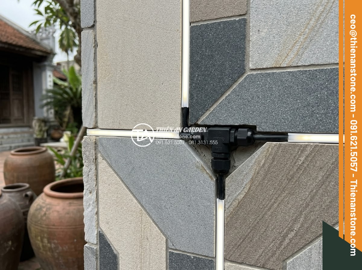 Cách phối hợp đá ghép 4 màu với đèn LED tạo hiệu ứng ánh sáng cực đỉnh - Technical close-up of 4-color stone mosaic installation with embedded LED strips