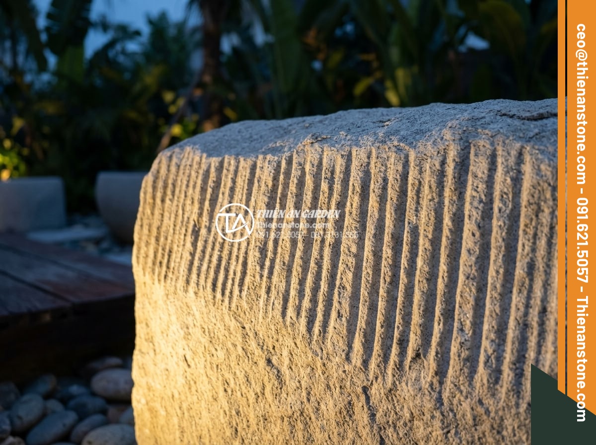 Cách phối màu đá răng lược vàng với ánh sáng đèn trang trí sân vườn - Hình 1 Cách phối màu đá răng lược vàng với ánh sáng đèn trang trí sân vườn - Close-up view of golden yellow comb tooth natural stone illuminated by soft warm