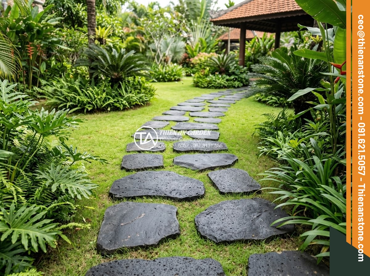 Đá bước dạo bazan khò lửa: Ưu điểm vượt trội về độ nhám và màu sắc - Wide angle view of fire-burned basalt garden path stones arranged in a curved st