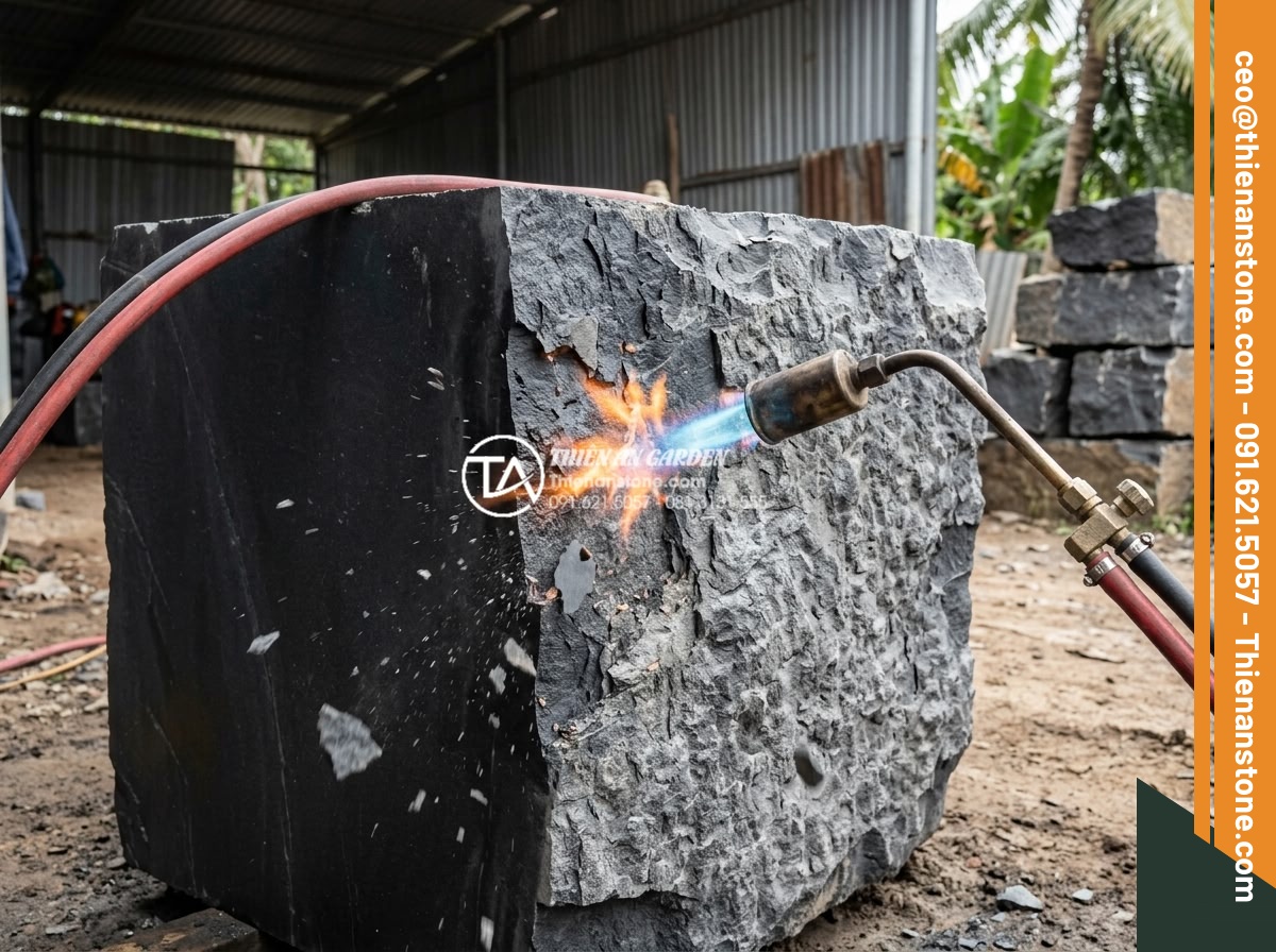 Đá bước dạo bazan khò lửa: Ưu điểm vượt trội về độ nhám và màu sắc - Step-by-step industrial process photo showing basalt stone blocks being flame-to