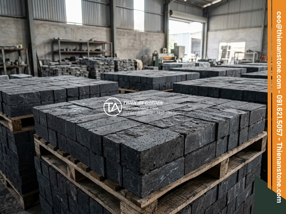 Đá bước dạo bazan khò lửa: Ưu điểm vượt trội về độ nhám và màu sắc - Factory production line image of processed flamed basalt paving stones stacked n