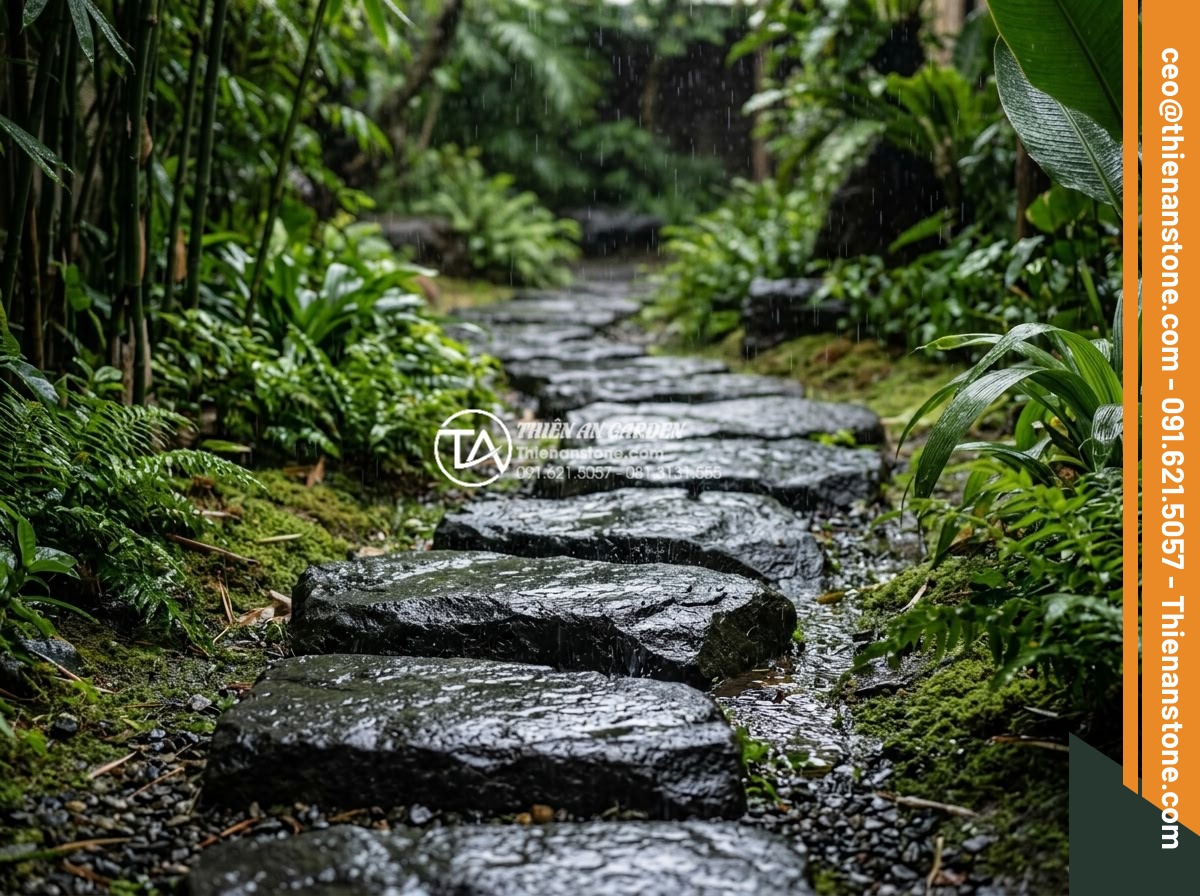 Đá bước dạo bazan khò lửa: Ưu điểm vượt trội về độ nhám và màu sắc - Stepping stone path made of flamed basalt stones in a rainy garden environment d