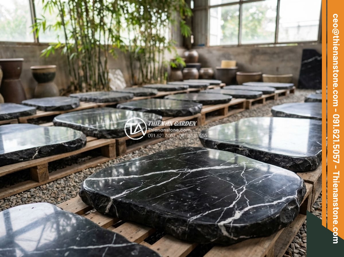 Đá bước dạo đen láng: Sự sang trọng tối thượng cho kiến trúc hiện đại - Variety of black polished stepping stone sizes and shapes displayed for selectio