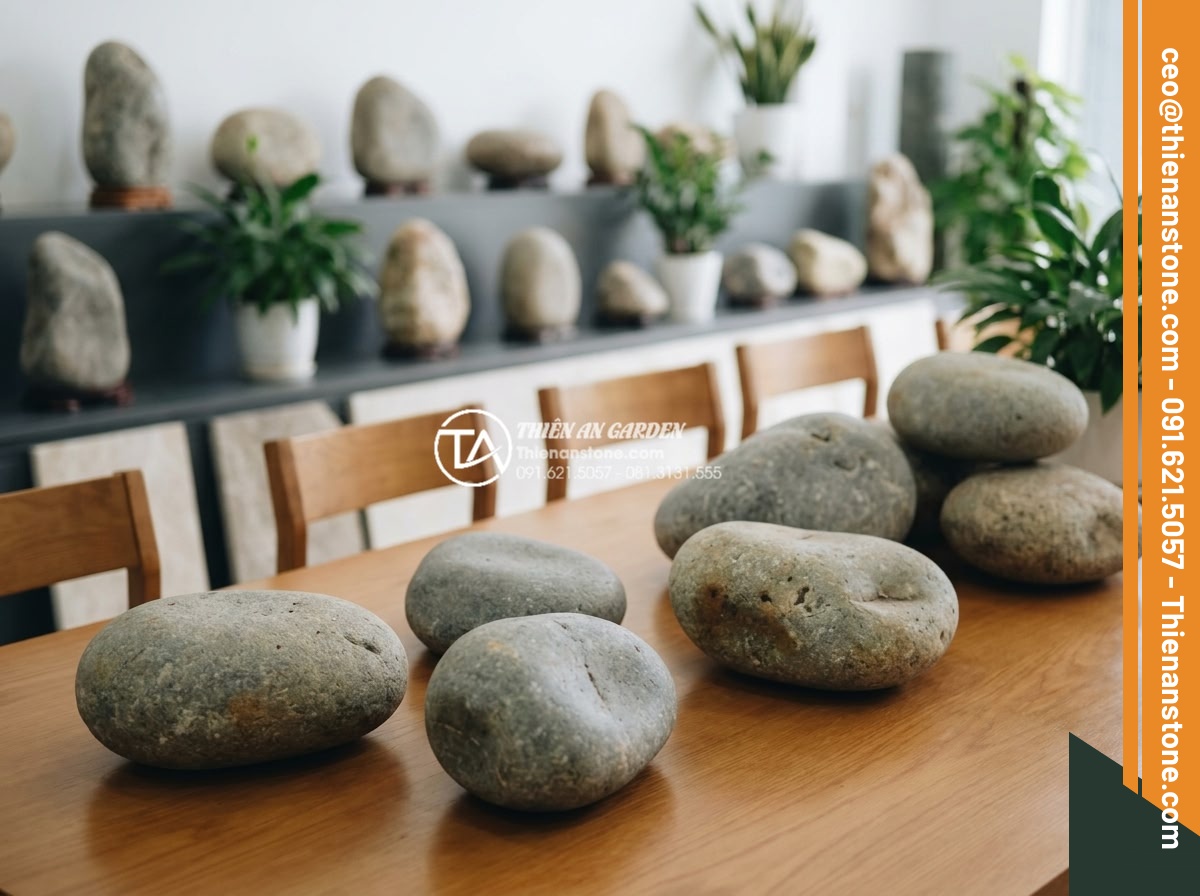 Đá bước dạo đen láng: Sự sang trọng tối thượng cho kiến trúc hiện đại - Professional team from Da Canh Thien An company consulting clients with black st