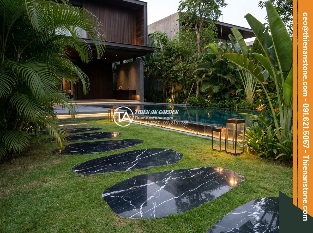 Đá bước dạo đen láng: Sự sang trọng tối thượng cho kiến trúc hiện đại - Luxurious black polished stepping stones pathway in a high-end modern villa gard