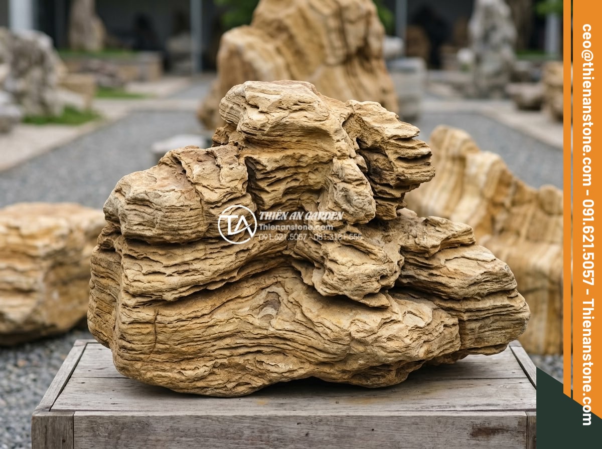 Đá cổ thạch giá bao nhiêu 1 tấn? Cập nhật bảng giá mới nhất 2026 - Customer inspecting high quality ancient stones at a professional stone yard wit