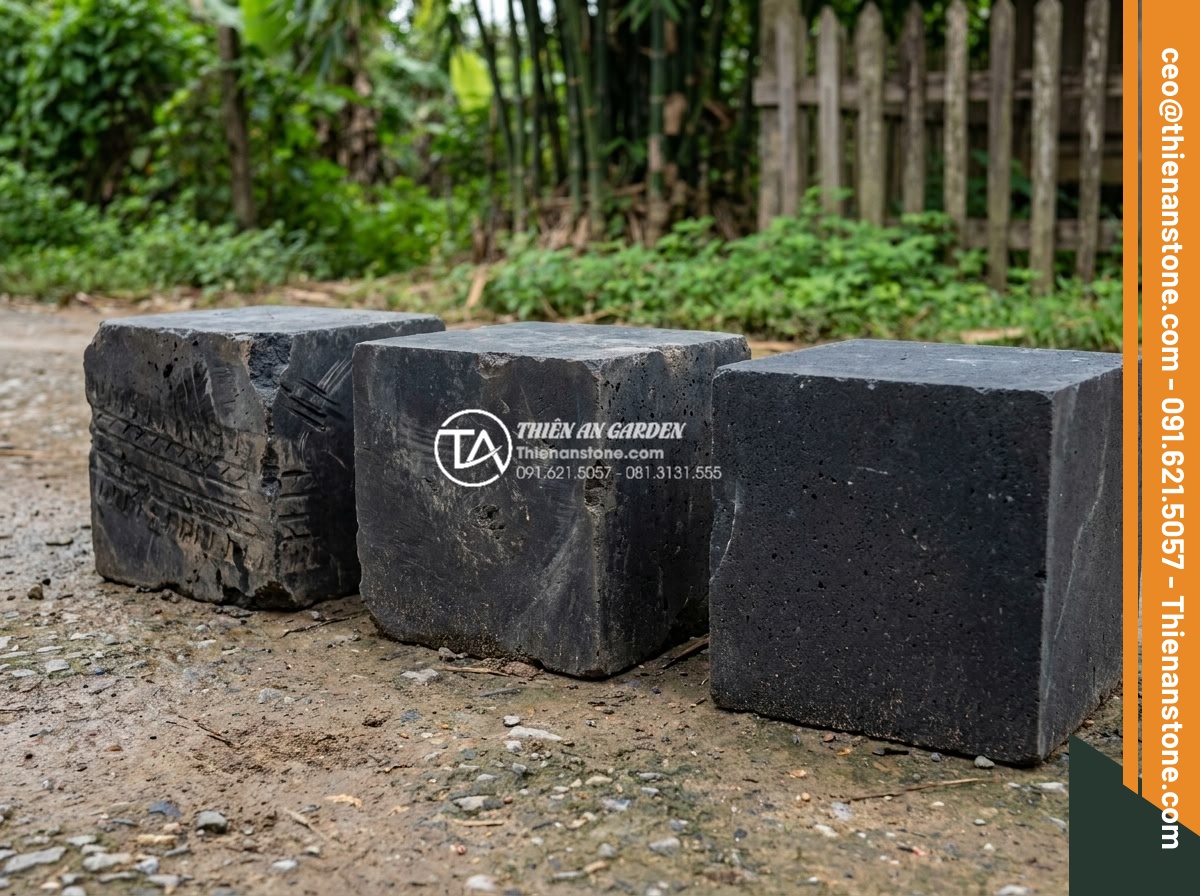 Đá cubic bazan đen: Lựa chọn tối ưu cho lối đi ô tô và khu vực chịu lực lớn - Hình 8 Đá cubic bazan đen: Lựa chọn tối ưu cho lối đi ô tô và khu vực chịu lực lớn - Infographic style visual comparing wear and tear on different stone types after