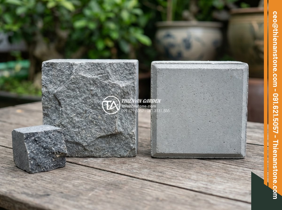 Đá cubic lát sân: Tổng hợp các loại, ưu điểm và xu hướng thiết kế 2026 - Hình 10 Đá cubic lát sân: Tổng hợp các loại, ưu điểm và xu hướng thiết kế 2026 - Educational close-up comparison between genuine natural cubic granite stone and