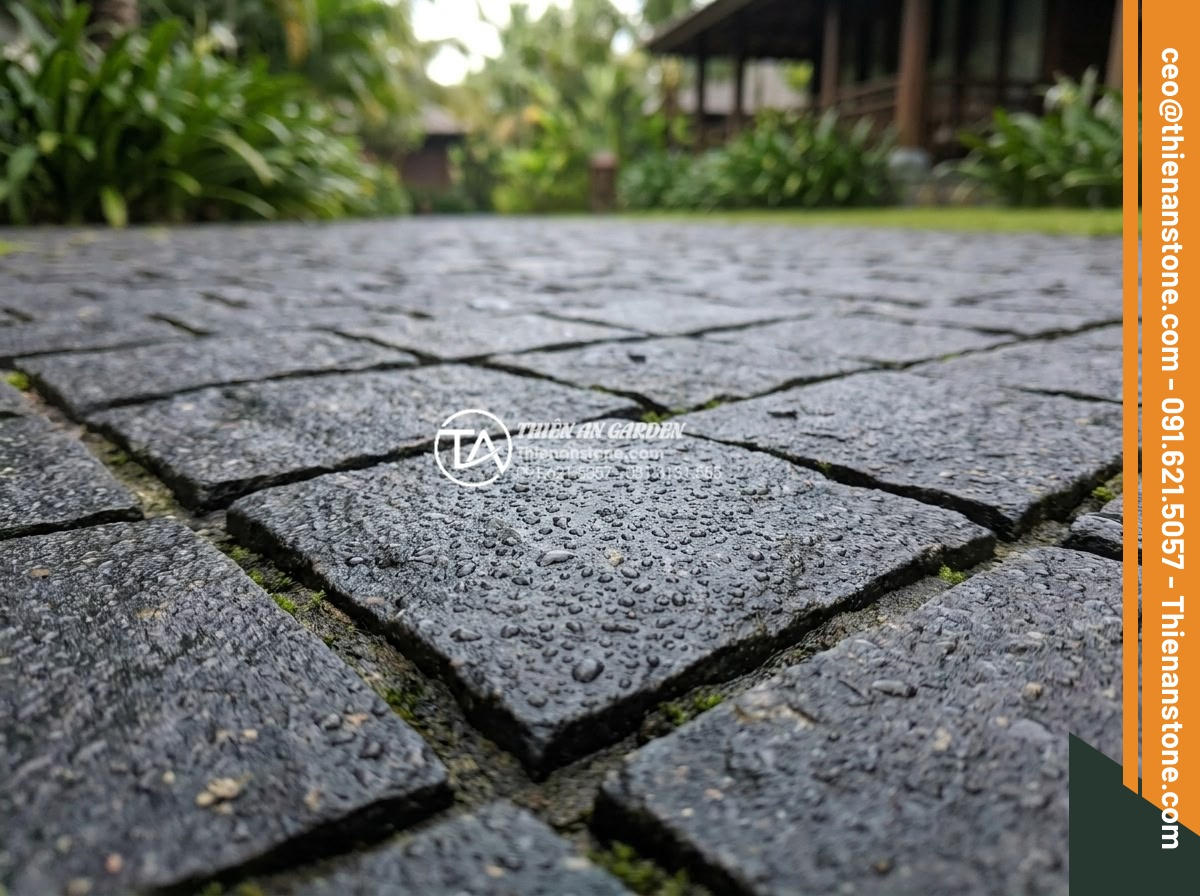 Đá cubic lát sân: Tổng hợp các loại, ưu điểm và xu hướng thiết kế 2026 - Hình 2 Đá cubic lát sân: Tổng hợp các loại, ưu điểm và xu hướng thiết kế 2026 - Detailed close-up macro photography of natural cubic basalt stone paving tiles w
