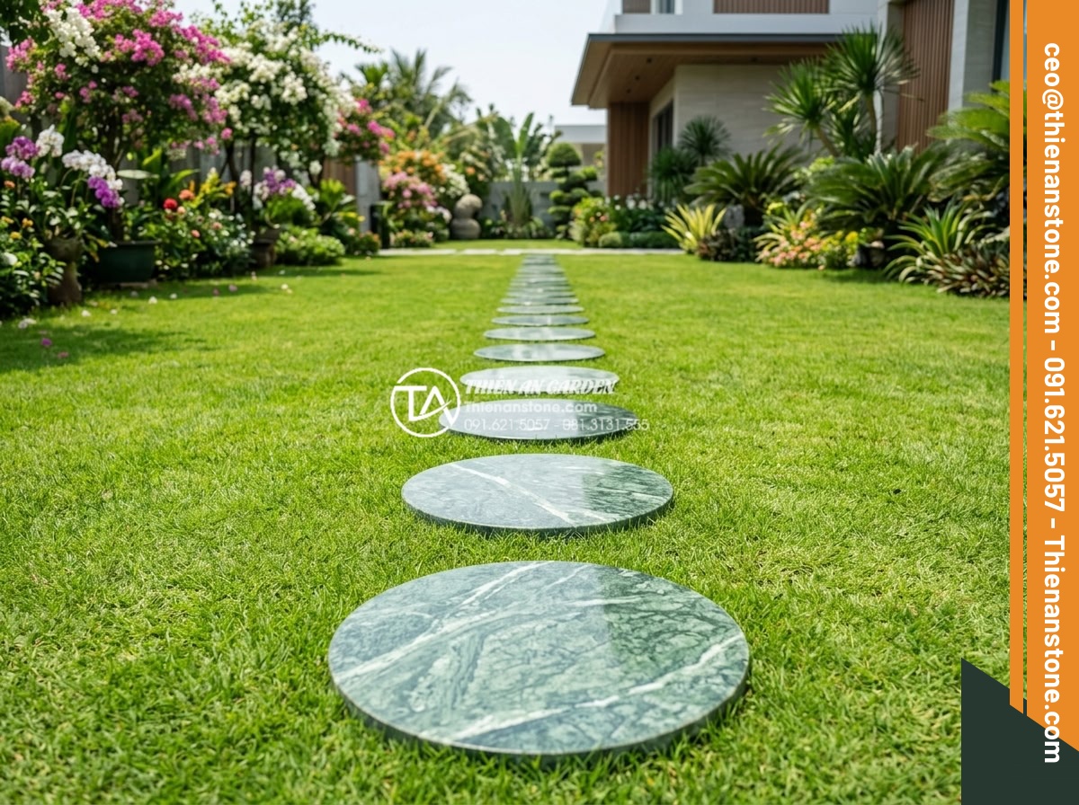 Đá dặm bước hình tròn hay hình tự do đẹp hơn cho sân vườn? - Elegant round natural stone stepping stones perfectly circular arranged in a sym
