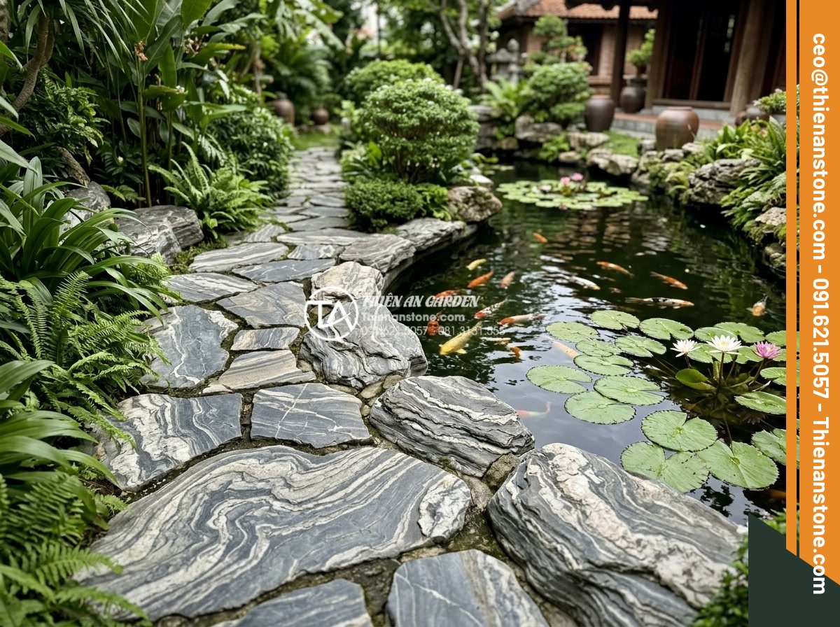 Đá dặm bước hình tròn hay hình tự do đẹp hơn cho sân vườn? - Natural irregular stepping stones of various sizes and shapes forming an artisti
