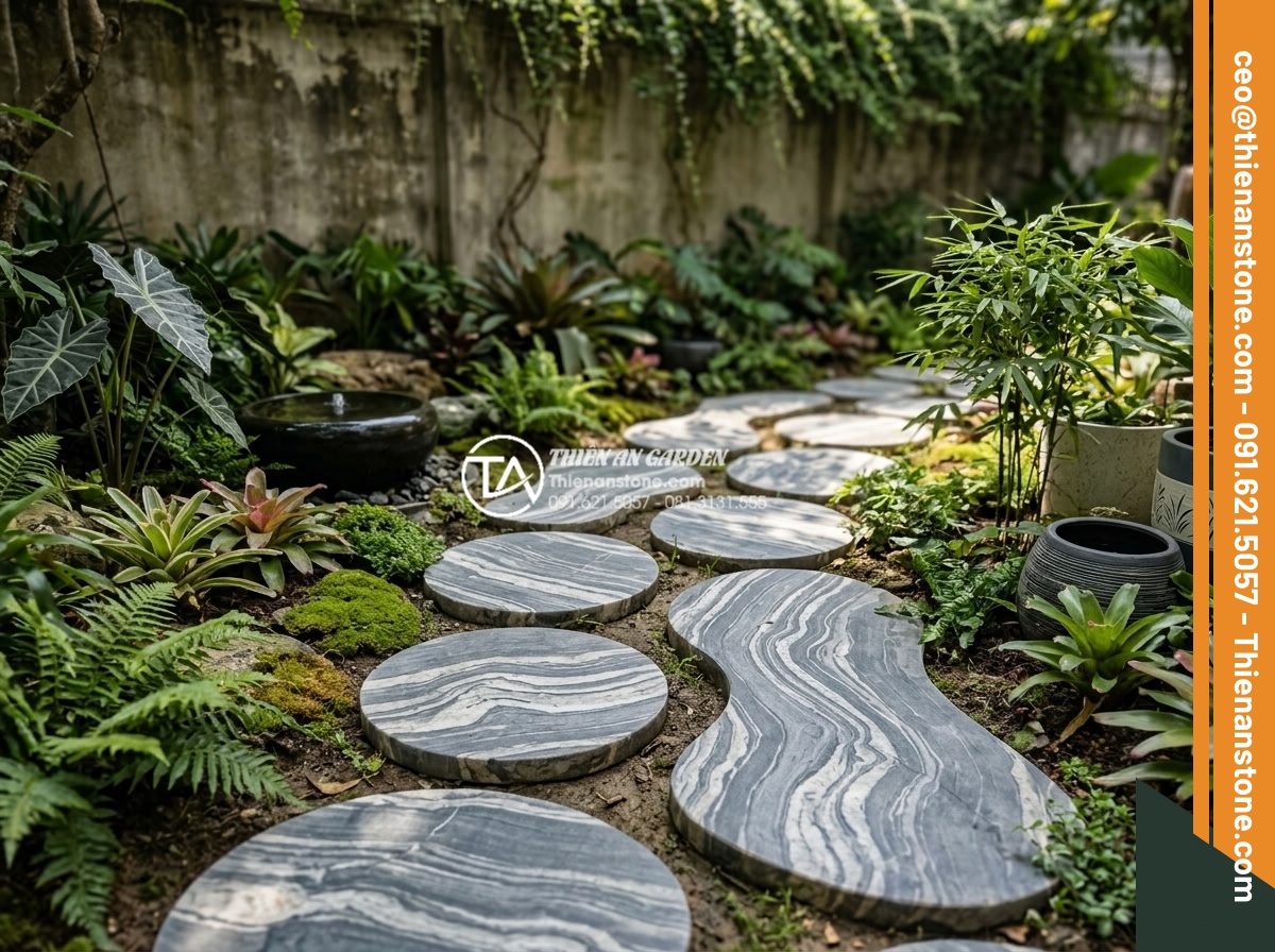 Đá dặm bước hình tròn hay hình tự do đẹp hơn cho sân vườn? - Artistic garden path combining both round and free-form stepping stones creating