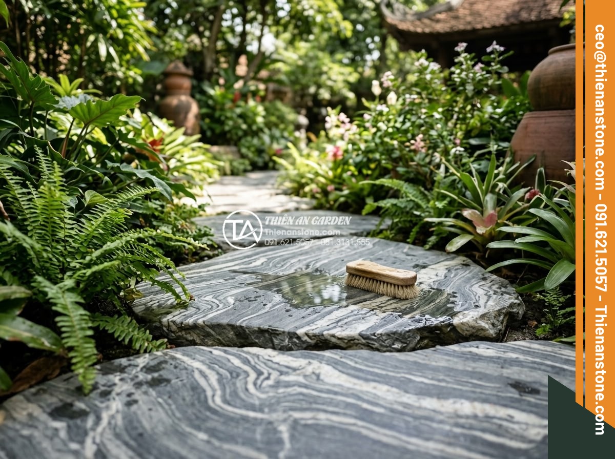 Đá dặm bước Slate Lai Châu: Vẻ đẹp đa sắc đặc thù cho sân vườn - Hình 8 Đá dặm bước Slate Lai Châu: Vẻ đẹp đa sắc đặc thù cho sân vườn - Maintenance scene of beautiful slate stepping stone path being gently cleaned wi