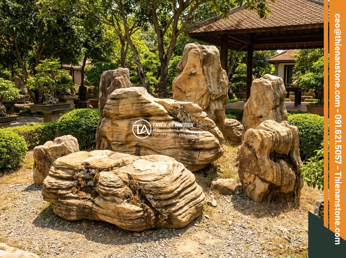 Đánh giá độ bền của đá cổ thạch dưới tác động của thời tiết khắc nghiệt - Hình 6 Đánh giá độ bền của đá cổ thạch dưới tác động của thời tiết khắc nghiệt - Detailed outdoor scene of sun-exposed ancient stone sculptures in a landscaped v