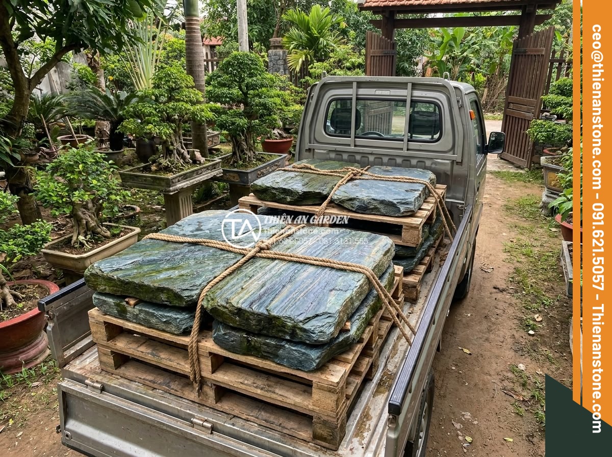FAQ: Những câu hỏi thường gặp nhất khi chọn mua đá dặm bước - Happy customer receiving premium stepping stones delivery at a beautiful residen