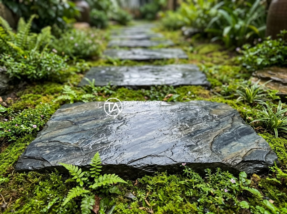Khoảng cách giữa các viên đá bước dạo bao nhiêu là hợp lý nhất? - Close-up high detail photograph of beautiful natural slate stepping stones from 
