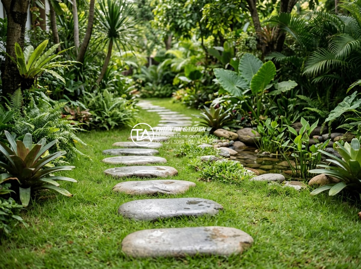 Lỗi thường gặp khi tự lát đá bước dạo tại nhà và cách khắc phục - High-resolution photo of beautifully laid natural stepping stones in a lush Viet