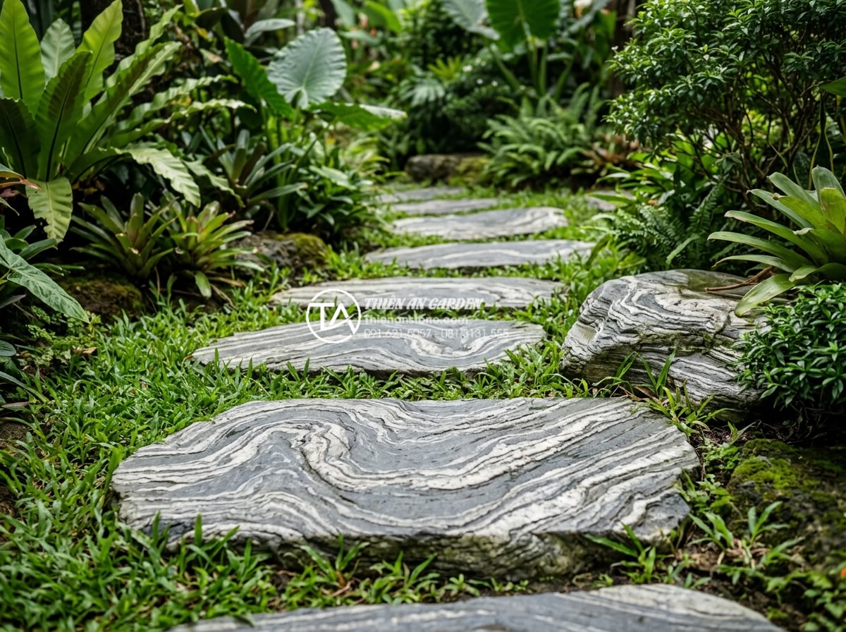 Quy trình thi công đá dặm bước sân vườn đúng kỹ thuật chống lún sụt - Close-up view of irregular natural granite stepping stones arranged in a curved