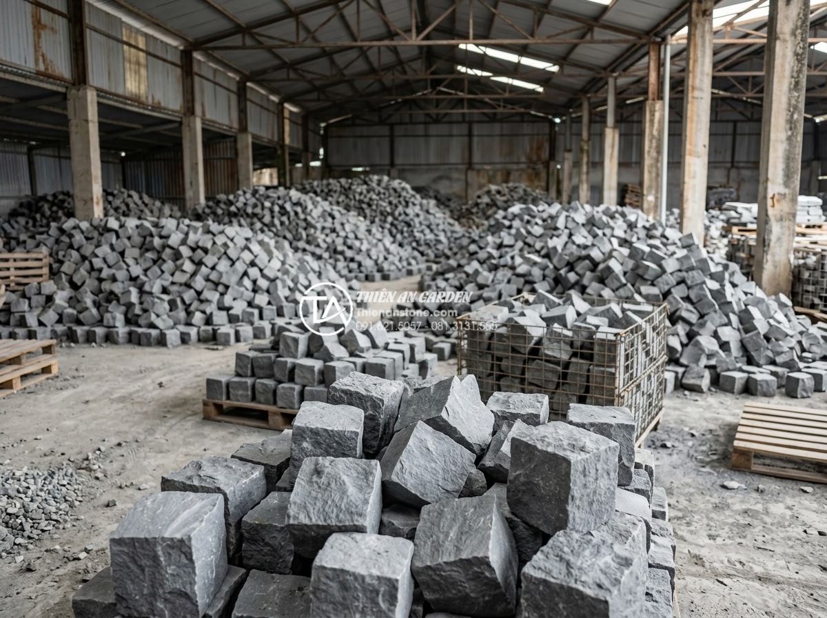 Review 5 đơn vị cung cấp đá cubic uy tín nhất tại Hà Nội và TP.HCM - Huyen Quy Stone warehouse filled with cubic natural stones in Hanoi, interior vi