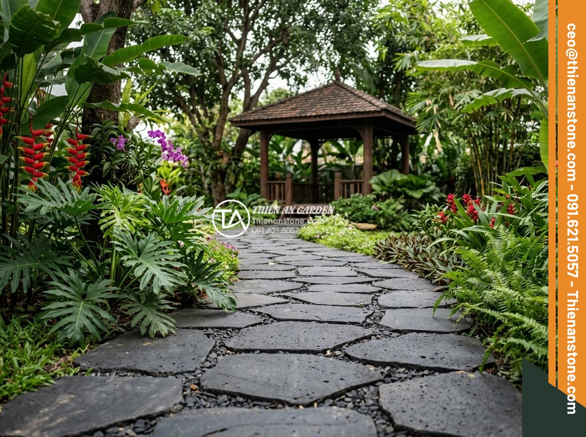 So sánh đá dặm bước bazan và đá slate: Nên chọn loại nào cho lối đi? - Wide angle shot of a spacious backyard garden pathway made entirely from basalt 
