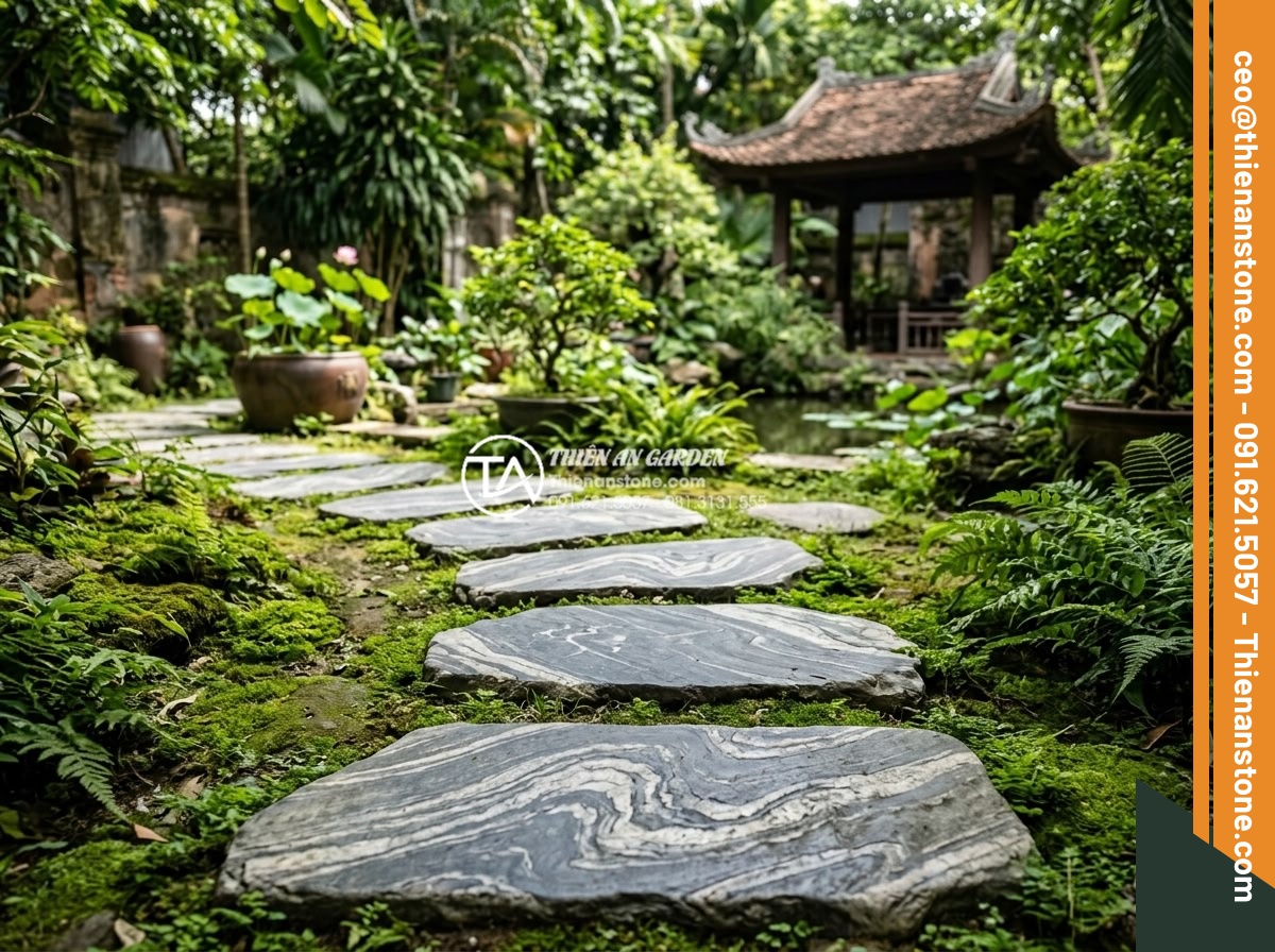 Sự khác biệt giữa đá bước dạo cắt quy cách và đá tự nhiên tự do - Serene garden setting demonstrating harmonious placement of stepping stones acco