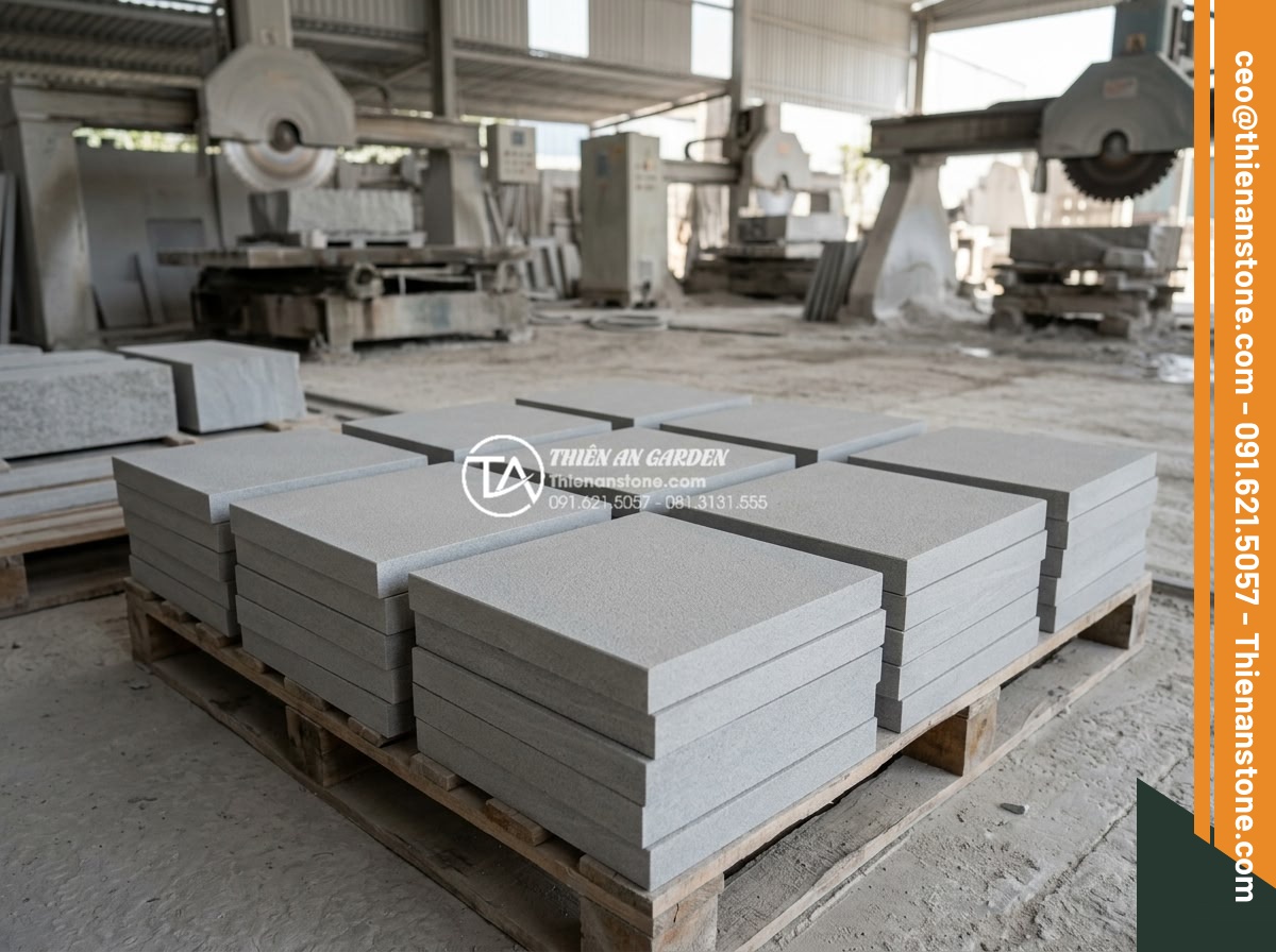 Sự khác biệt giữa đá bước dạo cắt quy cách và đá tự nhiên tự do - Professional photograph of uniform square cut-to-size stepping stones neatly arr