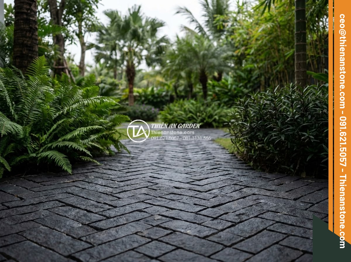 Sự khác biệt giữa đá cubic chẻ tay và đá cubic cắt máy hoàn toàn - Perfectly aligned machine-cut cubic stones forming a sleek modern garden pathway