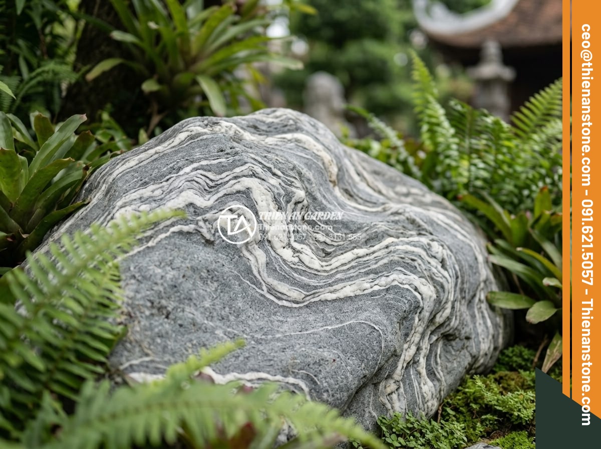 Tại sao đá dặm bước tự nhiên lại đắt hơn đá nhân tạo đúc sẵn? - Detailed view of natural stone veins and colors enhancing garden aesthetics