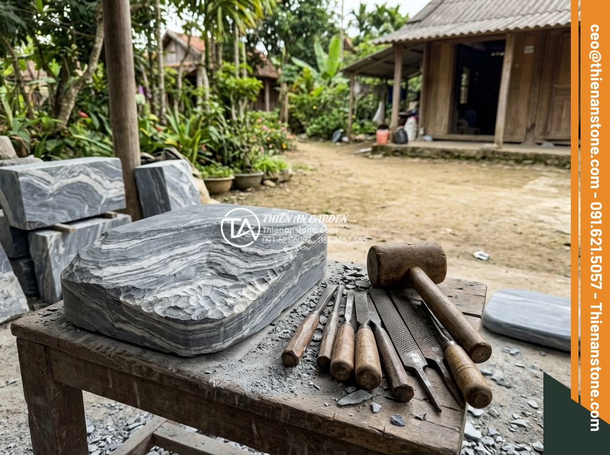Tại sao đá dặm bước tự nhiên lại đắt hơn đá nhân tạo đúc sẵn? - Artisan hand-carving and finishing natural stepping stones with traditional tool