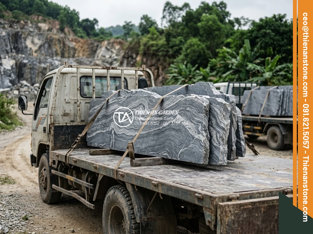Tại sao đá dặm bước tự nhiên lại đắt hơn đá nhân tạo đúc sẵn? - Transportation of heavy natural stone slabs on trucks from quarry to processing 