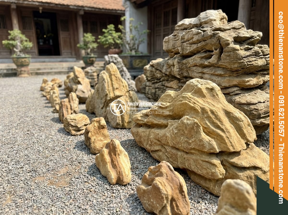 Tại sao giá đá cổ thạch làm hòn non bộ lại có sự chênh lệch lớn? - Various sizes of ancient stones arranged by scale from small decorative pieces t