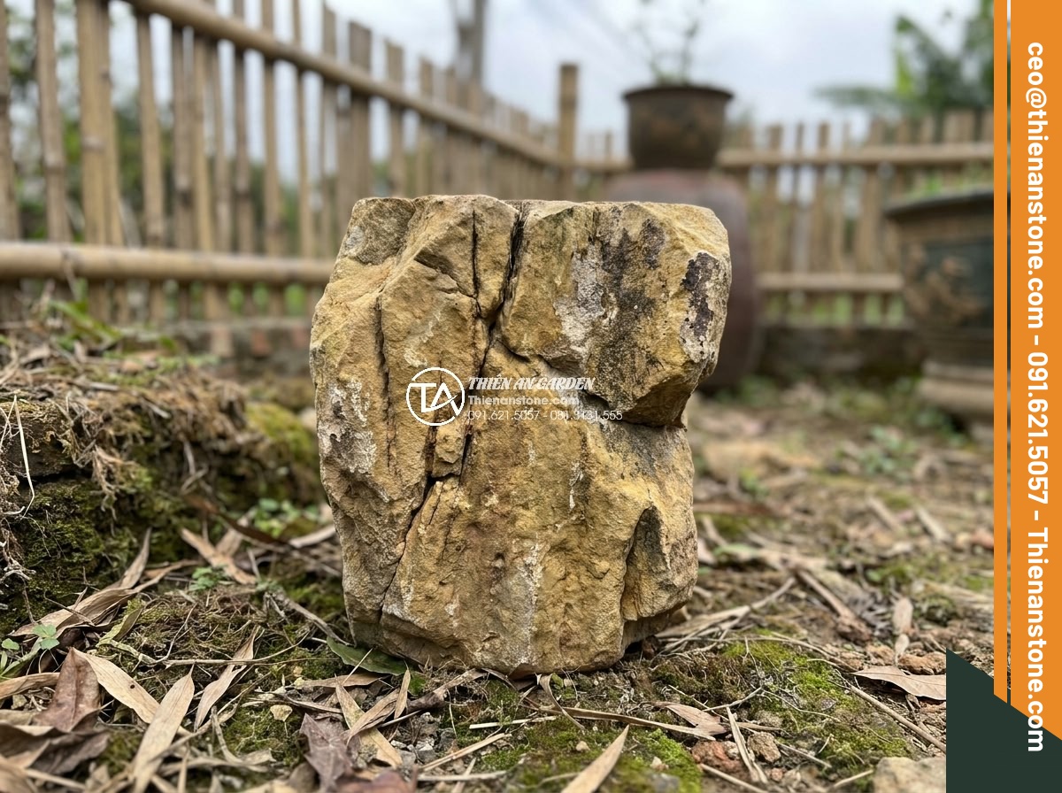 Tại sao giá đá cổ thạch làm hòn non bộ lại có sự chênh lệch lớn? - Examples of low-grade ancient stones with visible cracks, uneven color, and poor